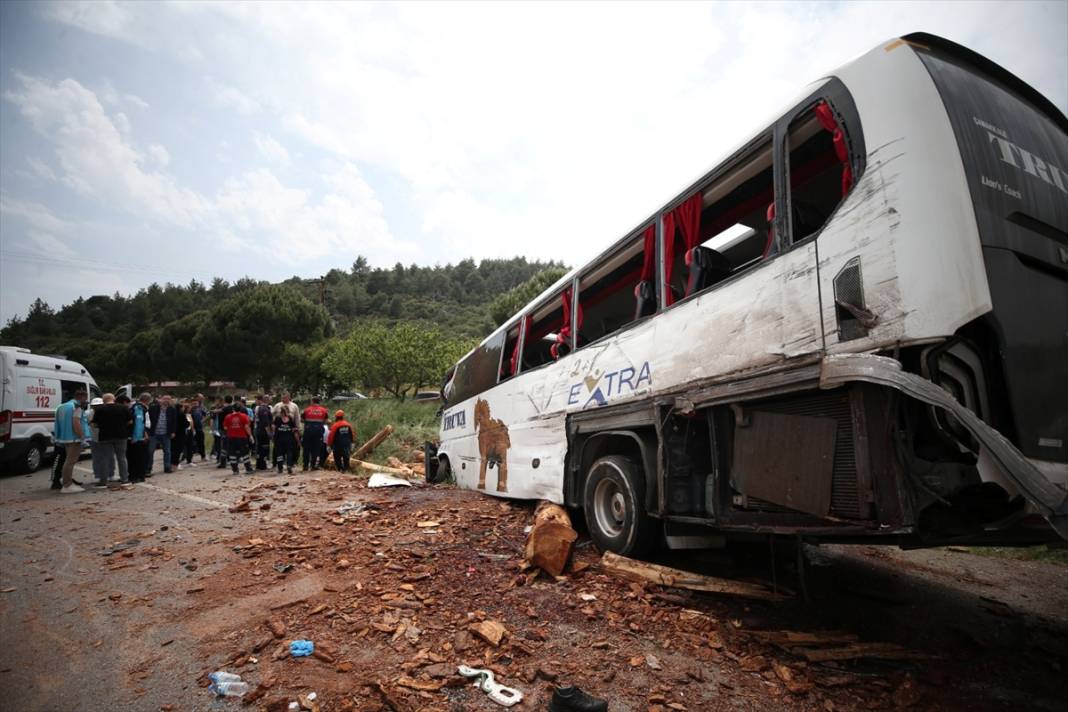 Biri yolcu otobüsü 3 araç kaza yaptı! 8 ölü, çok sayıda yaralı var 14